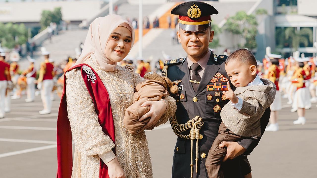 Ajudan Kapolri Temani Istri Pelantikan