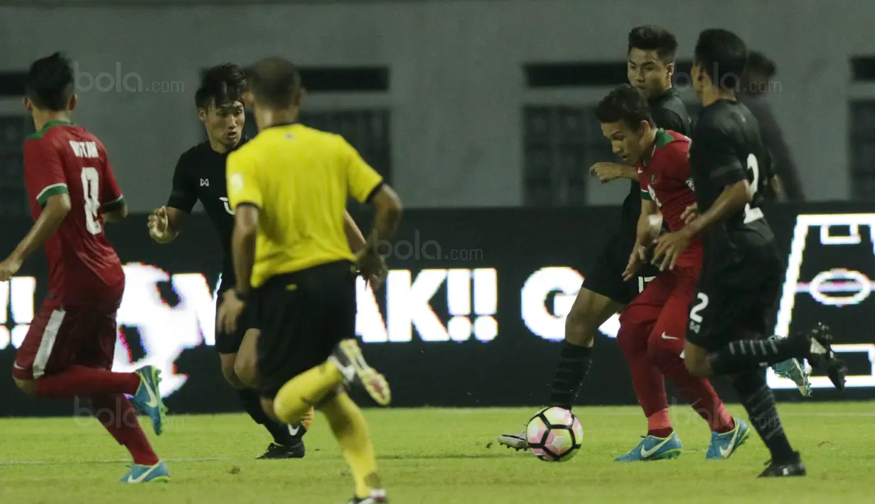 Gelandang Indonesia U-19, Egy Maulana Vikri, berusaha melewati pemain Thailand U-19 pada laga persahabatan di Stadion Wibawa Mukti, Cikarang, Minggu (8/10/2017). Indonesia menang 3-0 atas Thailand. (Bola.com/M Iqbal Ichsan)
