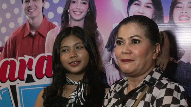 Helsi Herlinda antar anak ikuti Audisi Asmara Gen Z Mencari Bintang Bersama WOW Spageti. (Vindy Therecia/ Liputan6.com)