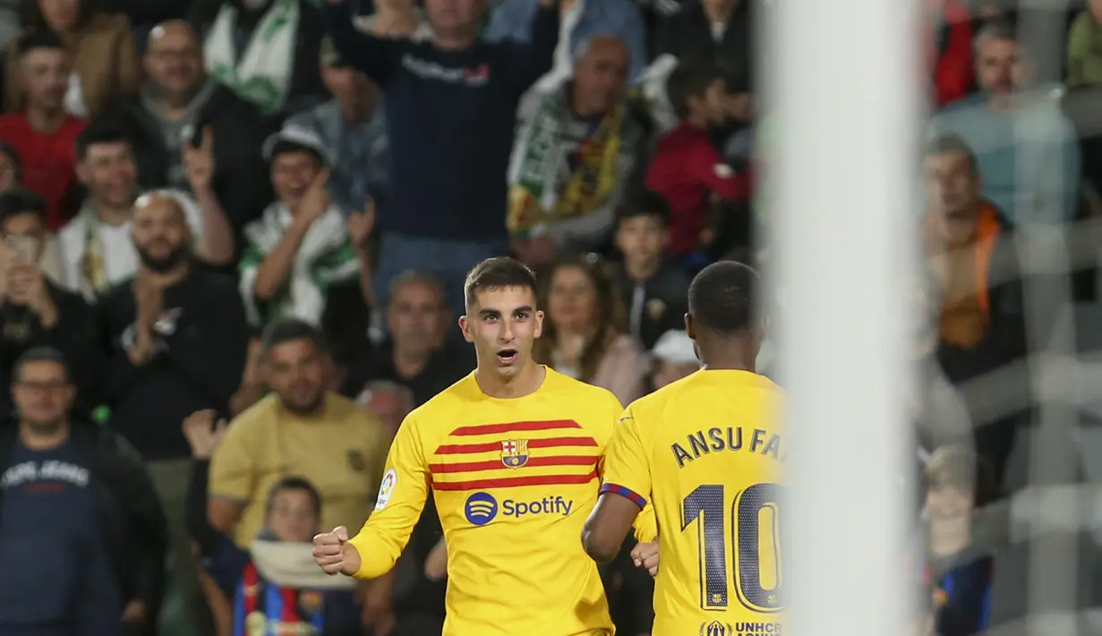 Gol kemenangan Barcelona dicetak Robert Lewandoski, Ferran Torres dan Ansu Fati. Dengan kemenangan ini Blaugrana kokoh di puncak klasemen dengan 71 poin.  (AP Photo/Alberto Saiz)