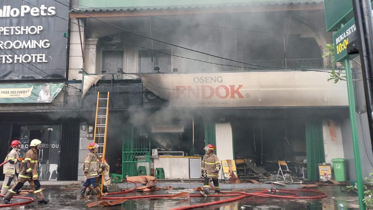 Kebakaran Hanguskan Rumah Makan Oseng Endok di Margonda Saat Lebaran, Kerugian Capai Rp 3 Miliar