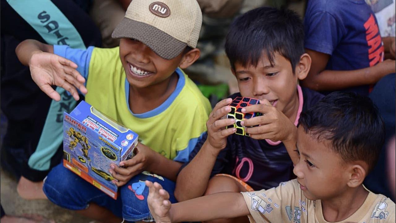 Momen Akrab Seskab Teddy ke Anak Pengungsi Korban Banjir Sumatra di Aceh, Bagi-Bagi Rubik dan Coklat