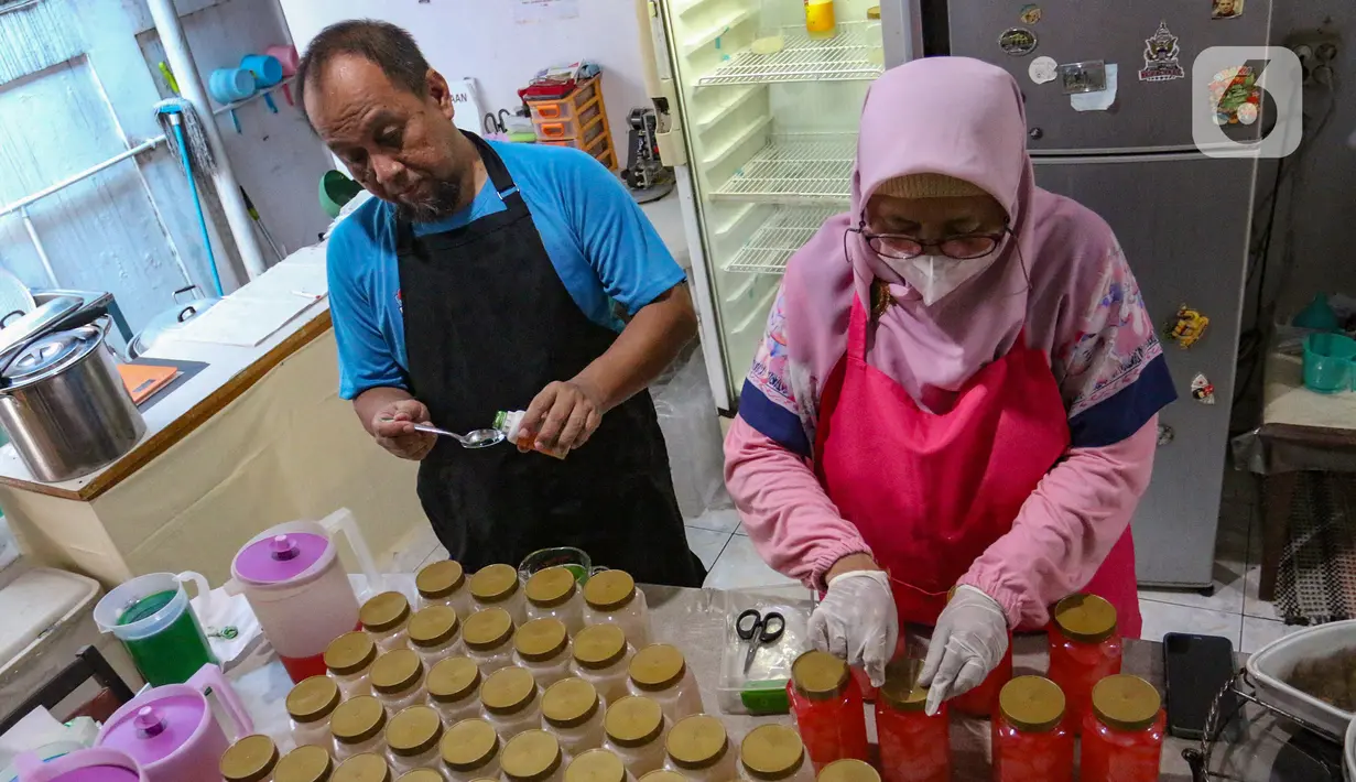 Bisnis hasil olahan kolang kaling ini mengalami peningkatan penjualan, terutama di bulan Ramadan. (merdeka.com/Arie Basuki)