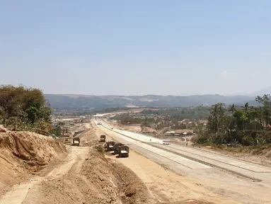 Pemandangan proyek Tol Cisumdawu, Sumedang, Jawa Barat, Kamis (5/9/2019). Tol yang menghubungkan Cileunyi-Sumedang-Dawuan ini ditargetkan akan dapat beroperasi pada akhir 2020. (Liputan6.com/Bawono Yadika)
