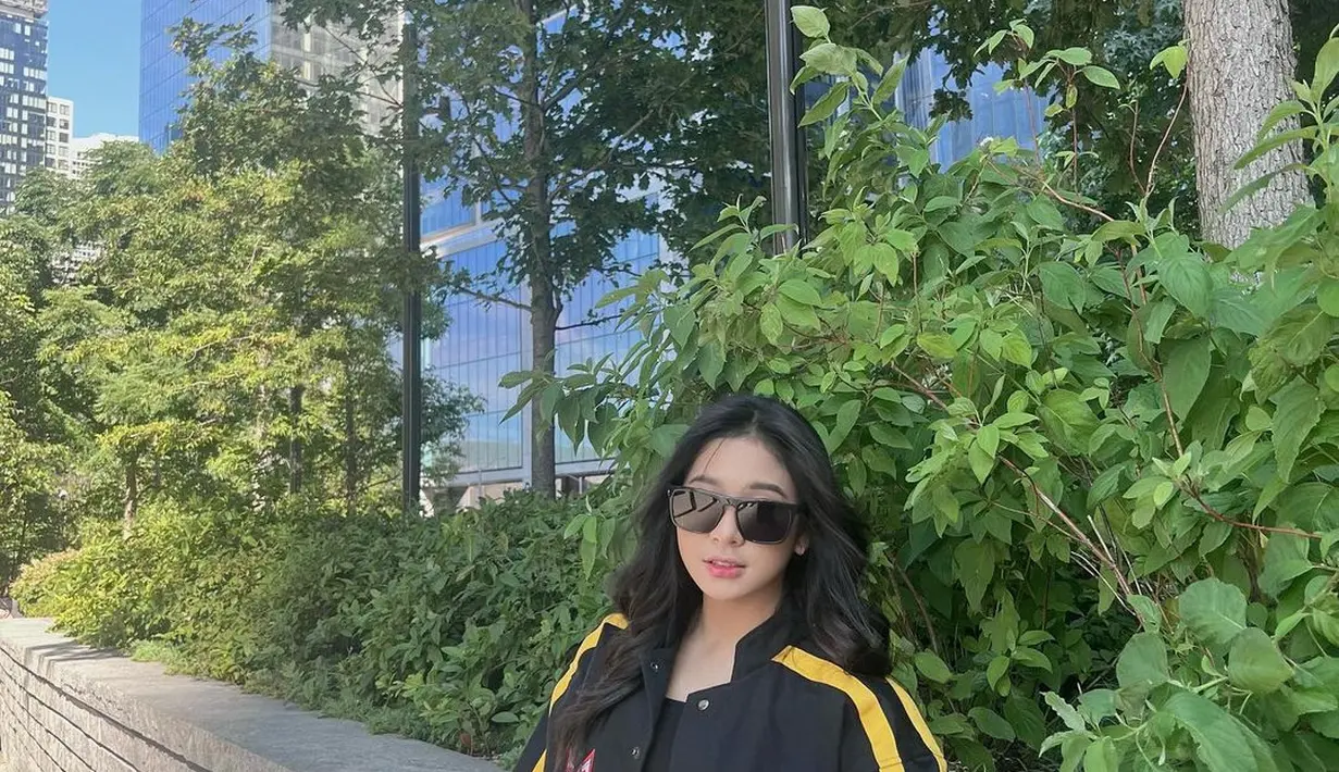 Dalam kesempatan yang sama, Zee JKT48 juga tampil kece memadukan nascar jaket berwarna hitam dengan inner warna senada dan celana panjang warna army. (Instagram/jky48.zee).