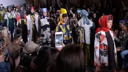 Sejumlah model membawakan busana terbaru rancangan desainer asal Indonesia, Dian Pelangi selama New York Fashion Week 2017 di The Dream Downtown Hotel, New York, AS (7/9). (Brian Ach/Getty Images for Indonesian Diversity/AFP)