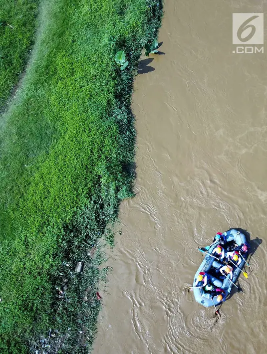 Peserta dengan perahu karet menyusuri Sungai Ciliwung sambil membersihkan sampah pada acara Bersih-Bersih Sungai Ciliwung, Jakarta, Minggu (08/4). Kegiatan tersebut dimaksudkan untuk memberi contoh kepada masyarakat sekitar. (Liputan6.com/Fery Pradolo)
