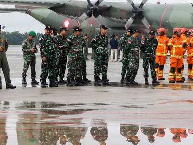 Petugas SAR gabungan mengikuti pelepasan misi kemanusian ke Turki di Lanud Halim Perdanakusuma, Jakarta, Sabtu (11/2/2023). Pemerintah mengirimkan bantuan logistik sebanyak lima ton dan personel gabungan tim pencarian dan penyelamatan (SAR) sebanyak 65 orang untuk membantu proses operasi SAR korban gempa di Turki. (Liputan6.com/Herman Zakharia)