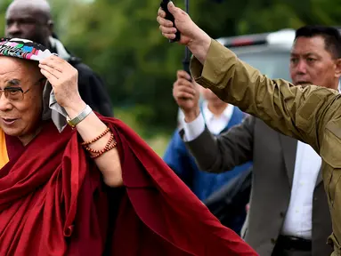 Pemimpin spiritual Tibet, Dalai Lama tiba menghadiri acara Glastonbury Festival, Inggirs, (28 /6/2015). Dalai Lama akan berulang tahun yang ke-80 pada 6 Juli 2015 nanti. Namun ia merayakannya lebih awal di Glastonbury Festival. (REUTERS/Dylan Martinez)