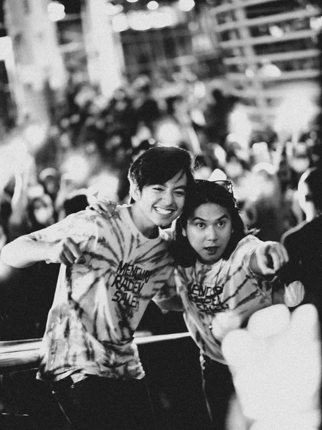 6 Potret Iqbaal Ramadhan dan Angga Yunanda di Gala Premiere Mencuri Raden Saleh
