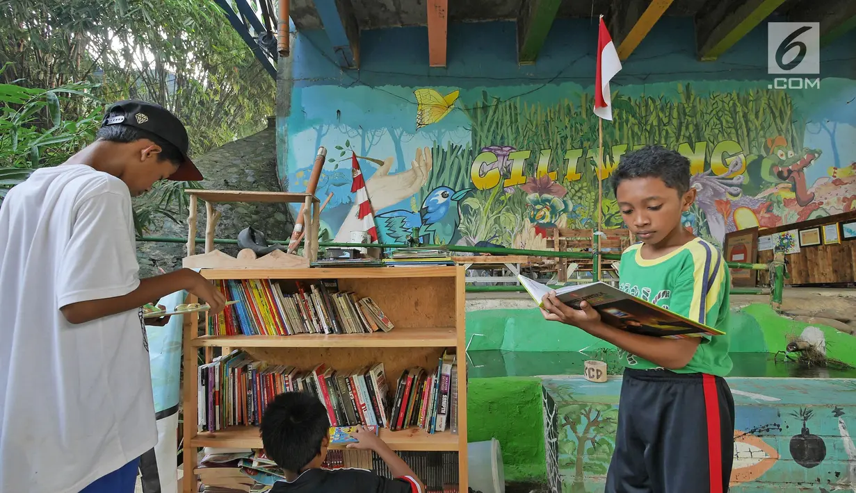 Anak-anak membaca buku di Saung Pustaka Air di Depok, Jawa Barat, (30/5). Perpustakaan ini menjadi sarana edukasi untuk menjaga dan mengenalkan area konservasi keanekaragaman hayati. (Liputan6.com/Herman Zakharia)