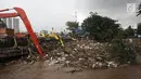 Petugas dengan alat berat mengangkat sampah yang menumpuk di Jembatan Jalan KH Abdullah Syafei, Jakarta, Selasa (6/2). Hingga kini, Dinas Lingkungan Hidup DKI Jakarta telah mengangkut 700 ton sampah. (Liputan6.com/Arya Manggala)