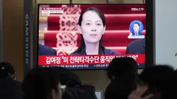 Layar TV memperlihatkan gambar file Kim Yo Jong, saudara perempuan pemimpin Korea Utara Kim Jong Un, selama program berita di Stasiun Kereta Api Seoul di Seoul, Korea Selatan, Senin (20/2/2023). Sebelumnya, saudara perempuan Kim Jong Un, Kim Yo Jong, telah memperingatkan bahwa negara itu dapat mengubah Pasifik menjadi lapangan tembak. (AP Photo/Ahn Young-joon)