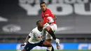 Striker Manchester United, Mason Greenwood, berebut bola dengan gelandang Tottenham Hotspur, Steven Bergwijn, dalam laga lanjutan Premier League 2019/20 di Tottenham Hotspur Stadium, Sabtu (20/6/2020) dini hari WIB. Manchester United bermain imbang 1-1 atas Tottenham. (AFP/Shaun Botterill/pool)