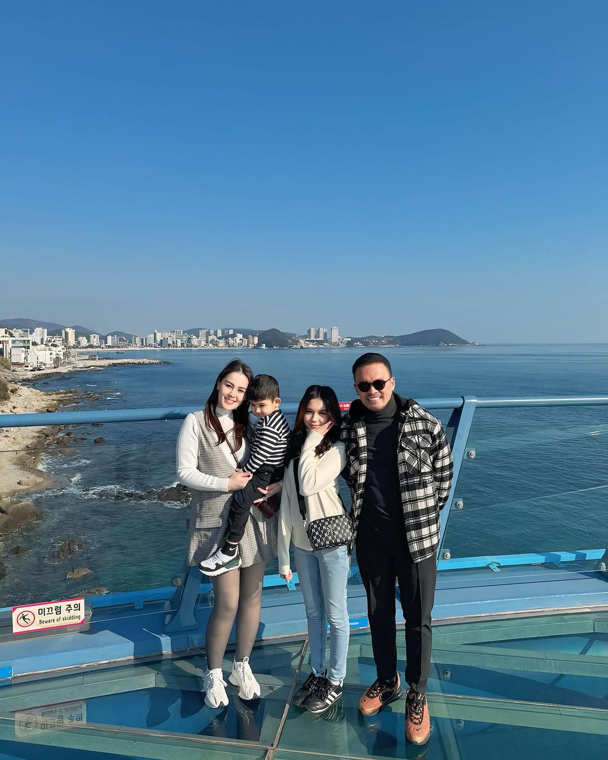 Potret Cantik Jennifer Dunn saat Liburan di Korea Selatan