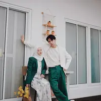 Foto mesra Dinda Hauw dan Rey Mbayang tanpa bersentuhan [instagram/dindahauw]