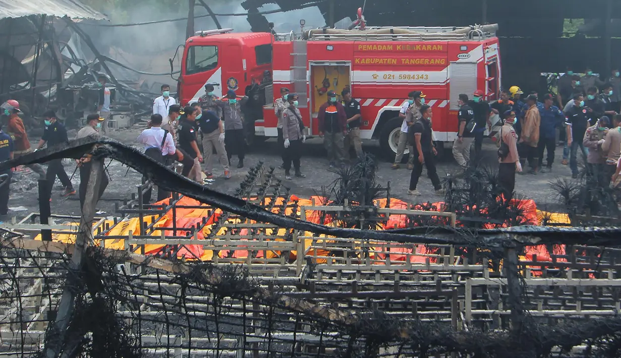 Suasana pabrik kembang api yang meledak dan terbakar di Komplek Pergudangan 99, Jalan Raya Salembaran, Cengklong, Kosambi, Kab Tangerang, Banten (26/10). Dikabarkan sekitar 47 orang tewas dan 46 luka-luka akibat kejadian tersebut. (AFP Photo/Demy Sanjaya)