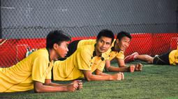 Pemain Arema Cronus, Suroso melakukan pemanasan saat latihan perdana pasca Piala Presiden 2015 di Lapangan Futsal Champion Tidar, Malang, Kamis (22/10/2015). (Bola.com/Kevin Setiawan)
