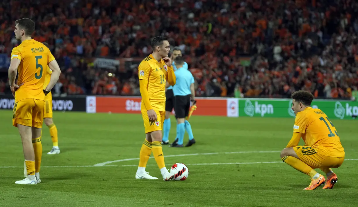 (kiri ke kanan)Pemain Wales Chris Mepham, Connor Roberts, dan Ethan Ampadu bereaksi usai melawan Belanda pada pertandingan sepak bola UEFA Nations League di Stadion De Kuip, Rotterdam, Belanda, 14 Juni , 2022. Belanda menang dengan skor 3-2. (AP Photo/Peter Dejong)