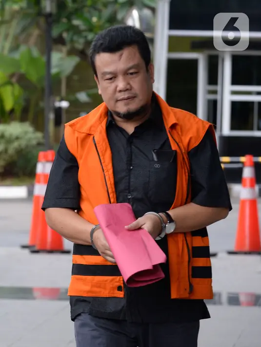 Mantan anggota DPRD Bandung Tomtom Dabbul Qomar tiba di Gedung KPK, Jakarta, Selasa (4/2/2020). KPK memeriksa Saiful terkait dugaan suap proyek infrastruktur, sementara Tomtom terkait dugaan korupsi pengadaan RTH Pemkot Bandung. (merdeka.com/Dwi Narwoko)