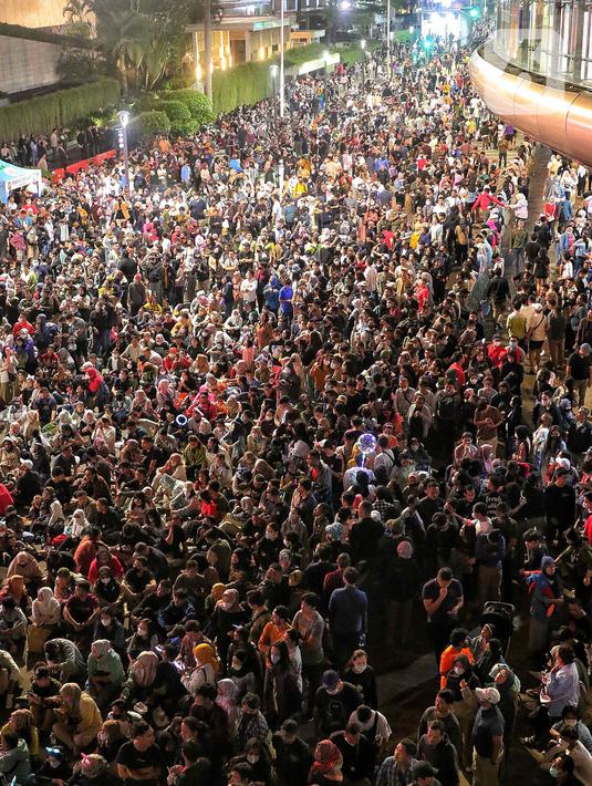 Ribuan pengunjung padati kawasan Bundaran HI, Jakarta, untuk merayakan pergantian tahun 2023, Sabtu (31/12/2022). Kemeriahan begitu terasa dalam momen perayaan tahun baru 2023 di car free night yang digelar di sepanjang Jalan Sudirman-Jalan MH Thamrin. (Liputan6.com/Angga Yuniar)