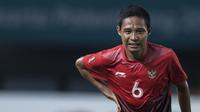 Gelandang Indonesia, Evan Dimas, kesakitan saat melawan Chinese Taipei pada laga Grup A Asian Games di Stadion Patriot, Bekasi, Minggu (12/8/2018). Indonesia menang 4-0 atas Chinese Taipei. (Bola.com/Vitalis Yogi Trisna)