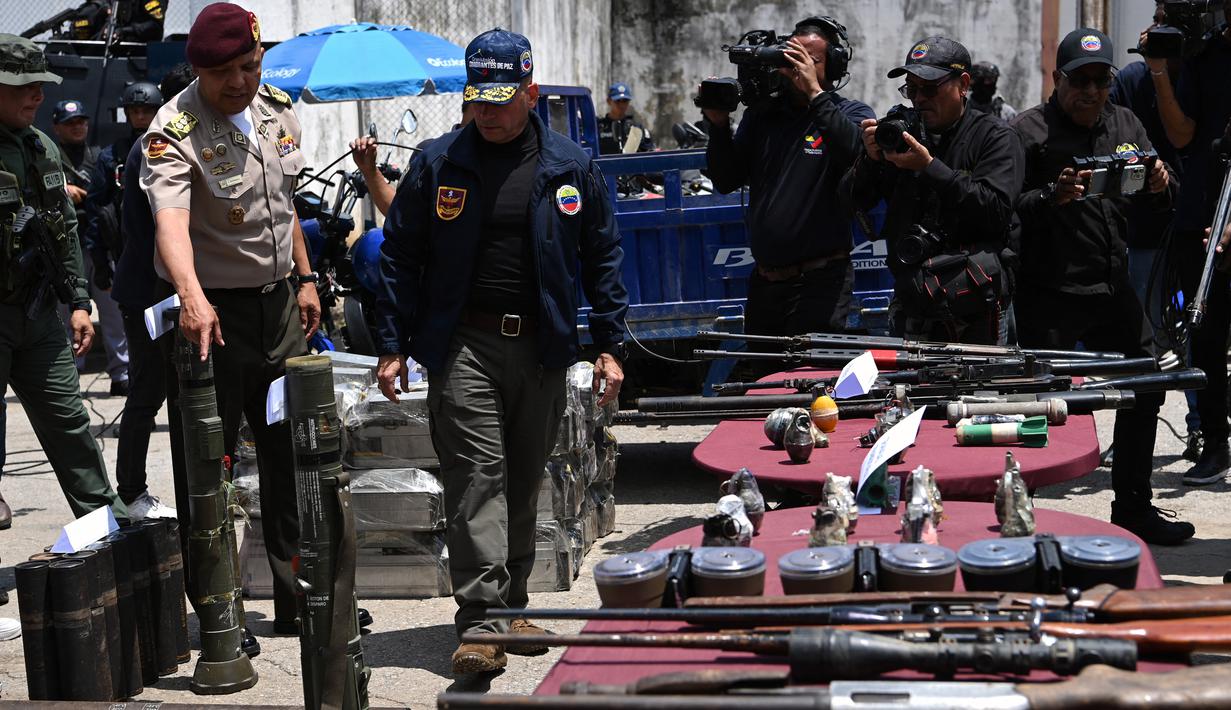 Pihak berwenang Venezuela memamerkan barang rampasan tersebut pada hari Kamis setelah menguasai penjara Tocoron dalam operasi besar-besaran yang melibatkan lebih dari 11.000 polisi dan tentara yang didukung oleh tank dan kendaraan lapis baja. (YURI CORTEZ / AFP)