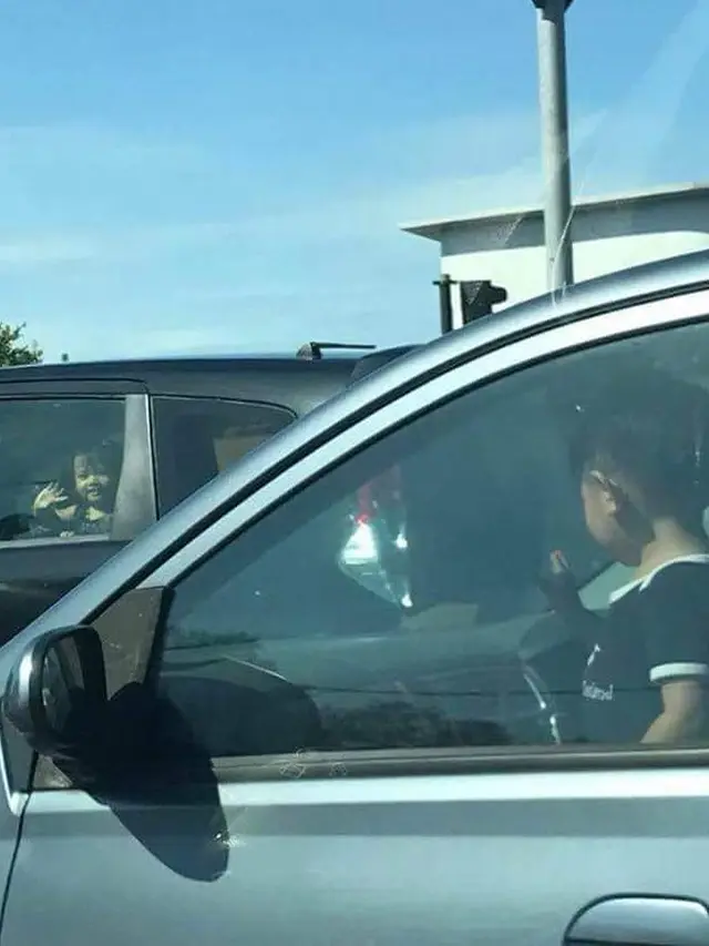 aksi pengendara motor di lampu merah (foto: Brilio)