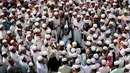 Pendukung dan simpatisan Hefazat-e-Islam melakukan doa bersama saat menggelar aksi protes di Dhaka, Bangladesh, (24/2). Mereka menuntut menurunkan patung Lady Justice yang berdiri diluar gedung pengadilan. (AP Photo / A.M. Ahad)