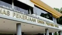 Penyidik KPK menggeledah kantor Dinas PU Provinsi Papua. 