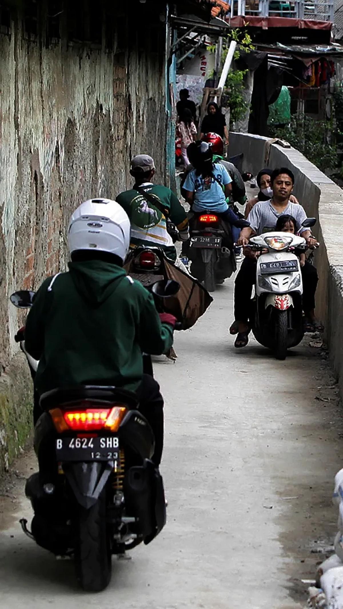 Sudah jadi hal lumrah. Gang, jalan kecil maupun jalan tembusan menjadi pilihan untuk menghindari kemacetan di jalan protokol.