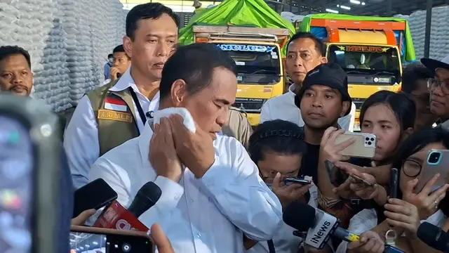Menteri Pertanian (Mentan) Andi Amran Sulaiman menyeka peluh di di gudang beras Bulog, Karawang, Jawa Barat, Kamis (23/4/2026). (Liputan6.com/Arief)