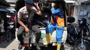 Pipa ilegal sepanjang 500 m dan alat penyedot air dibawa petugas sebagai barang bukti, Pluit, Jakarta Utara, Kamis (22/5/2014) (Liputan6.com/Johan Tallo).