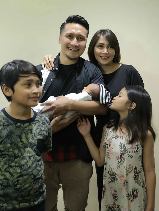 Fenita Arie, istri dari presenter dan pemeran film Arie Kuncoro Untung baru saja melahirkan anak ketiganya di Rumah Sakit Brawijaya, Kebayoran Baru, Jakarta Selatan. (Andy Masela/Bintang.com)