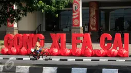 Pesepeda melintasi kawasan Ambarukmo Plaza,Yogyakarta yang di hiasi dengan Tulisan Gong Xi Fa Cai, Minggu (7/2).Aksesoris di pasang untuk menyambut tahun baru imlek sekaligus untuk menarik minat pembeli untuk berbelanja di mall tersebut.(Boy Harjanto)