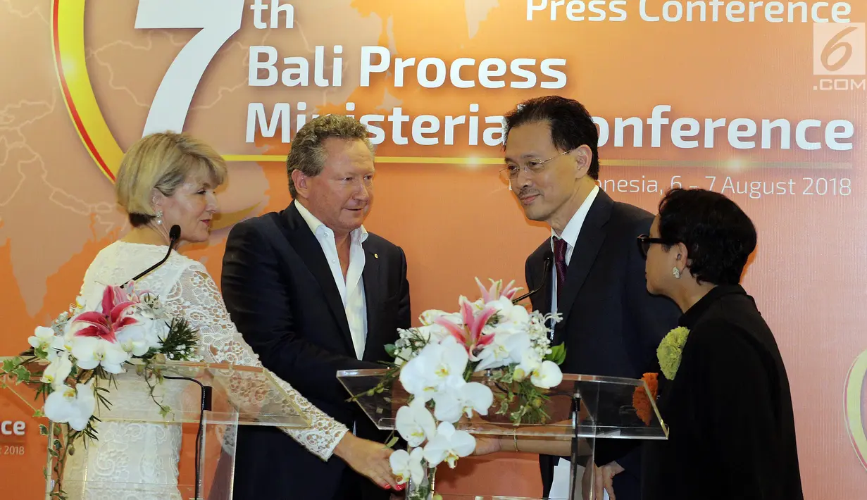 Menlu RI Retno Marsudi, Menlu Australia Julie Bishop, President Commissioner Emtek Eddy Kusnadi Sariaatmadja, dan Chairman Fortescue Metals Group Andrew Forrest seusai penutupan Bali Process 2018 di Nusa Dua Bali, Selasa (7/8). (Liputan6.com/Johan Tallo)