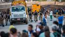 Aparat kepolisian setempat terlihat melokalisir lokasi kejadian runtuhnya jembatan layang di di Belo Horizonte, Brasil, (3/7/2014). (AFP PHOTO/Pedro Duarte)
