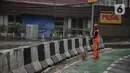 Petugas PPSU membersihkan sampah dekat beton pembatas di Jalan Senopati, Jakarta, Minggu (29/12/2019). Pascakejadian mobil tabrak Apotek Senopati, Suku Dinas Bina Marga memasangan beton pembatas untuk meminimalisir kejadian serupa terulang kembali. (Liputan6.com/Faizal Fanani)