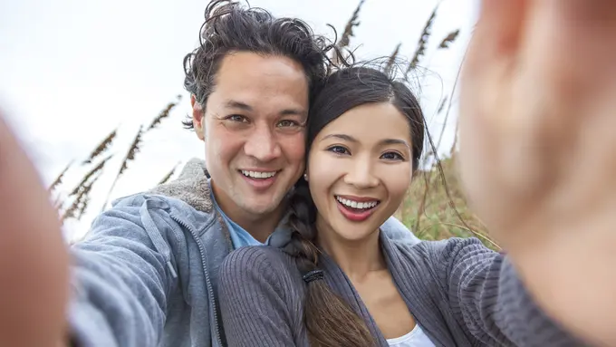 couple bahagia tertawa kencan