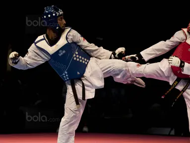 Atlet taekwondo Indonesia, Dinggo Ardian (merah), saat melawan Morrison Samuel, pada final kelas kyorugi -74 kg SEA Games di KLCC, Kuala Lumpur, Minggu (27/8/2017). Kalah di final, Dinggo harus puas meraih perak. (Bola.com/Vitalis Yogi Trisna)