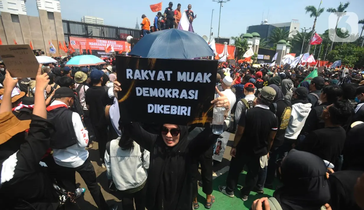 Massa dari Partai Buruh dan berbagai elemen masyarakat mulai memadati di depan Gedung DPR/MPR RI, Jakarta Pusat, Kamis (22/8/2024). (merdeka.com/Arie Basuki)