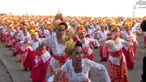 Sebanyak 2000 orang penari wanita terlibat dalam kegiatan tari tenun massal di Bali.