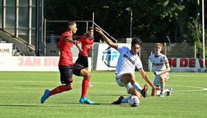 Pemain keturunan Indonesia, Damian Van Dijk (putih) saat memperkuat Telstar. (Instagram/damian.vandijk)