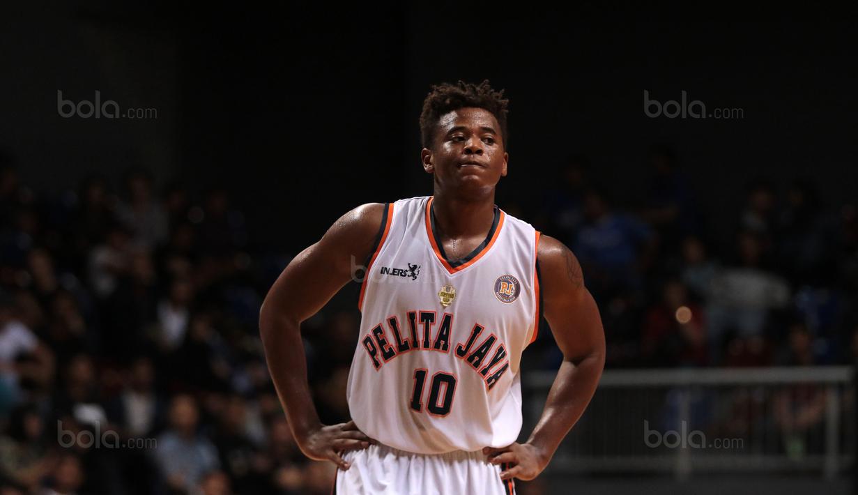 Ekspresi Wayne Bradford Lyndon saat melawan Satria Muda pada laga Perbasi Cup 2017 di Sports Mall, Kelapa Gading, Jakarta, (10/11/2017). Pelita Jaya menang 82-77.  (Bola.com/Nick Hanoatubun)
