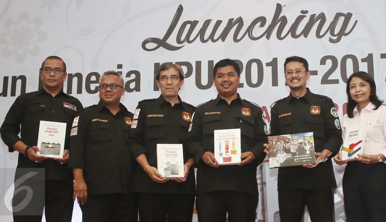 Komisioner KPU Pusat menunjukan 5 buku saat peluncuran buku penyelenggaraan pemilu ketika dalam masa jabatan di Jakarta , Senin (10/4). Komisioner KPU Pusat juga meresmikan ruang kontrol KPU. (Liputan6.com/Angga Yuniar)