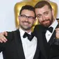 Jimmy Napes dan Sam Smith berpose dengan piala oscar usai meraih penghargaan lagu Orisinal Terbaik Oscar 2016 untuk film James Bond "Spectre" berjudul "Writing's on the Wall"  (REUTERS/Mike Blake)