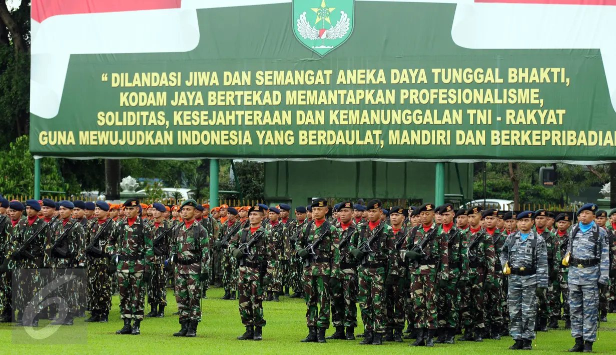 Ratusan personil mengikuti apel gabungan di Makodam Jaya, Jakarta, Rabu (17/2/2016). Apel bentuk kesiapan pengamanan KTT OKI, Maret mendatang. (Liputan6.com/Helmi Fithriansyah)