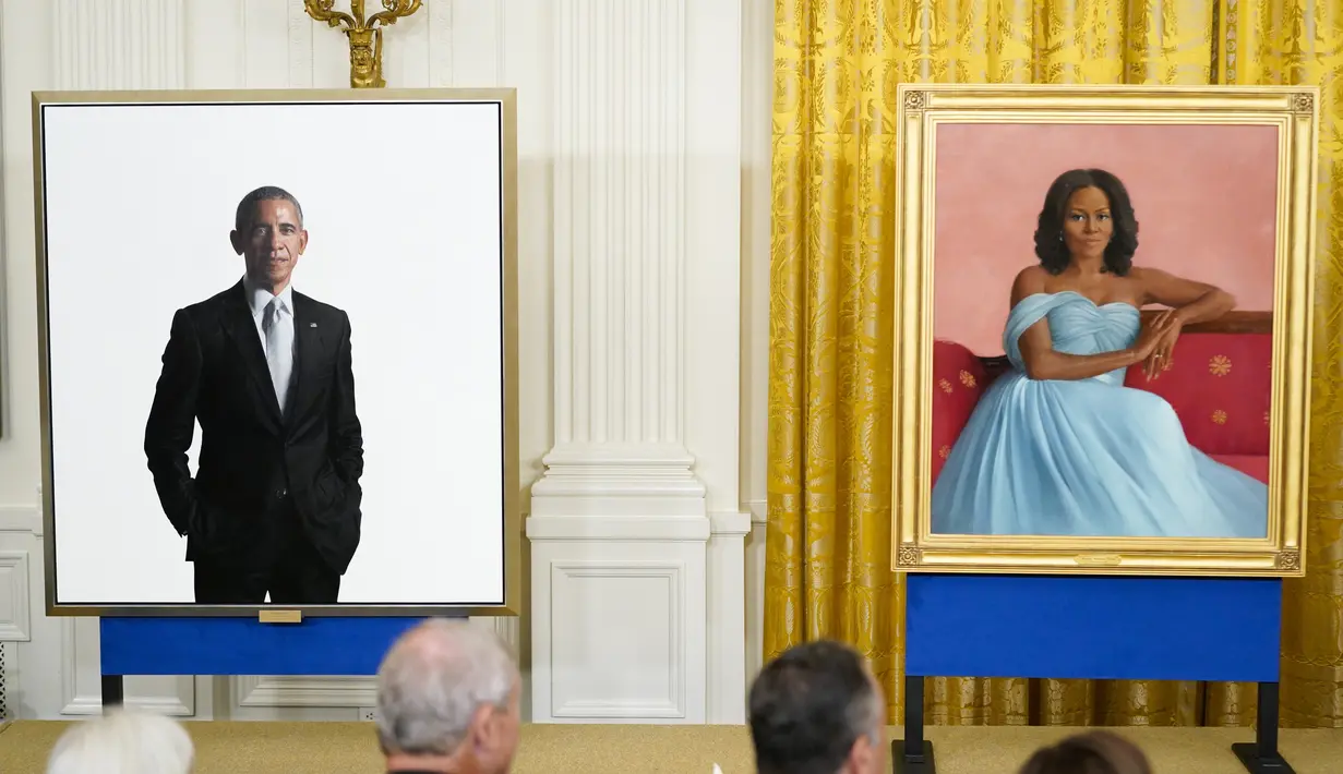 Potret resmi dari lukisan mantan Presiden AS Barack Obama dan istrinya mantan ibu negara Michelle Obama dalam sebuah acara  di Ruang Timur Gedung Putih, Washington, Rabu (7/9/2022). Lukisan Barack Obama akan dipajang di Grand Foyer Gedung Putih, bersama dengan lukisan Bill Clinton dan George W. Bush yang saat ini sudah tergantung di sana. (AP Photo/Andrew Harnik)