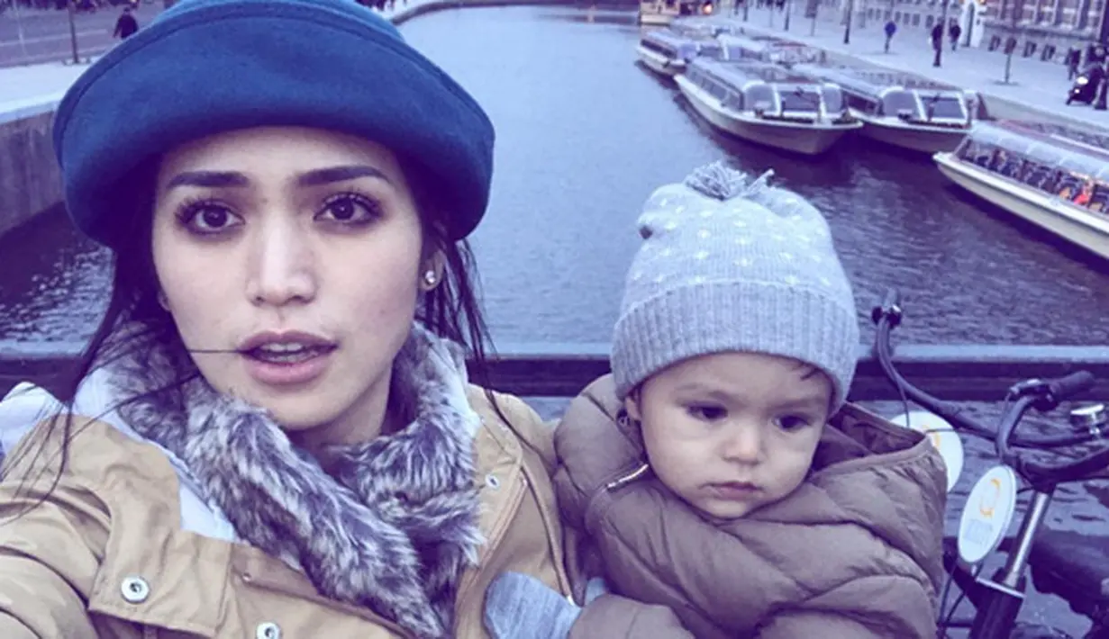 Beberapa foto keceriaan saat liburan dibagikan dalam akun Instagram saat di Negeri Kincir Angin tersebut. Perempuan 28 tahun itu merayakan Natal di Belanda. (Instagram/inijedar)