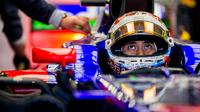 Pebalap Indonesia, Sean Gelael dari Scuderia Toro Rosso menanti giliran pada sesi latihan bebas  F1 GP Mexico di Autodromo Hermanos Rodriguez, (27/10/2017). Sean menempati urutan ke-17. (Peter Fox/Getty Images/AFP)